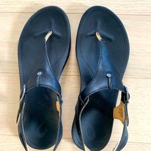 Black Women’s Olukai Eheu sandals, size 10
